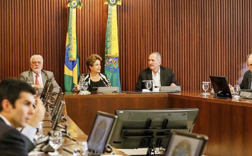 Wagner: Dilma se reúne com 23 ministros para preparar base de embate político