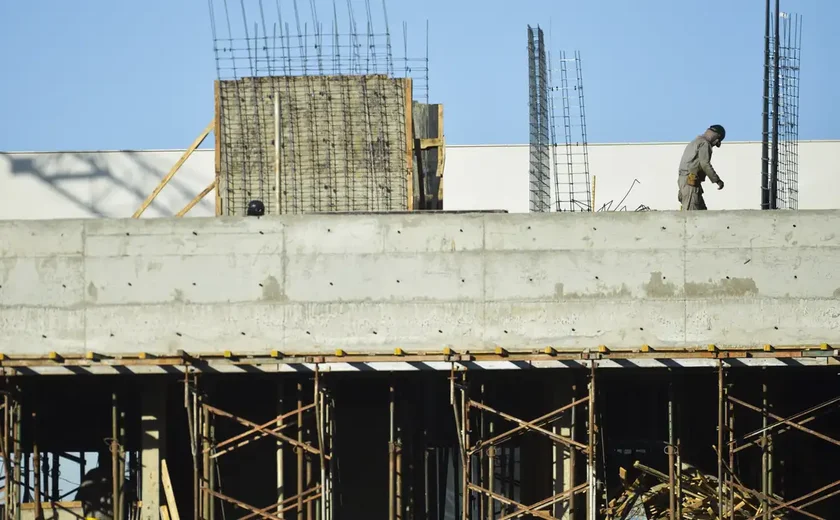 Intenção de investimento da indústria da construção cai ao menor nível em 28 meses, diz CNI