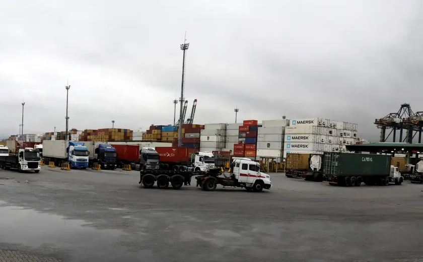 Greve retém 17,3 mil automóveis importados nos portos e reduz atividade em até 5%