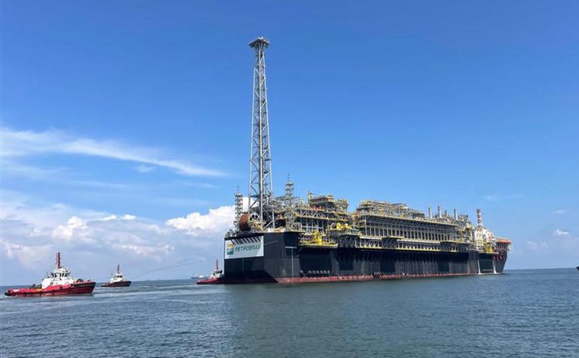 Plataforma da Petrobras que reforçará o pré-sal deixa Singapura