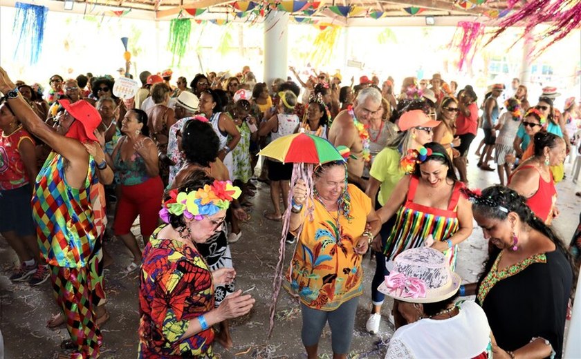 Baile de Carnaval anima foliões no Sesc Guaxuma