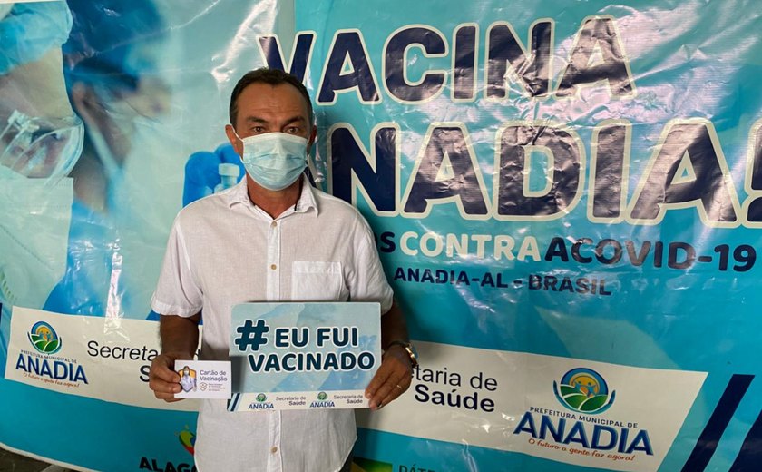 Prefeito de Anadia recebe a 1ª dose da vacina contra a Covid-19
