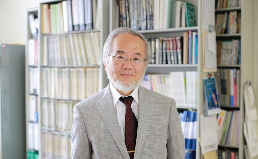 Japonês leva Nobel de Medicina por pesquisa sobre reciclagem da célula