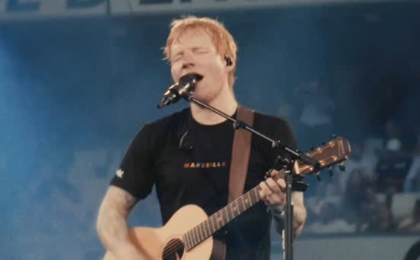 Ed Sheeran aparece de surpresa e canta com pianista em parque na Alemanha