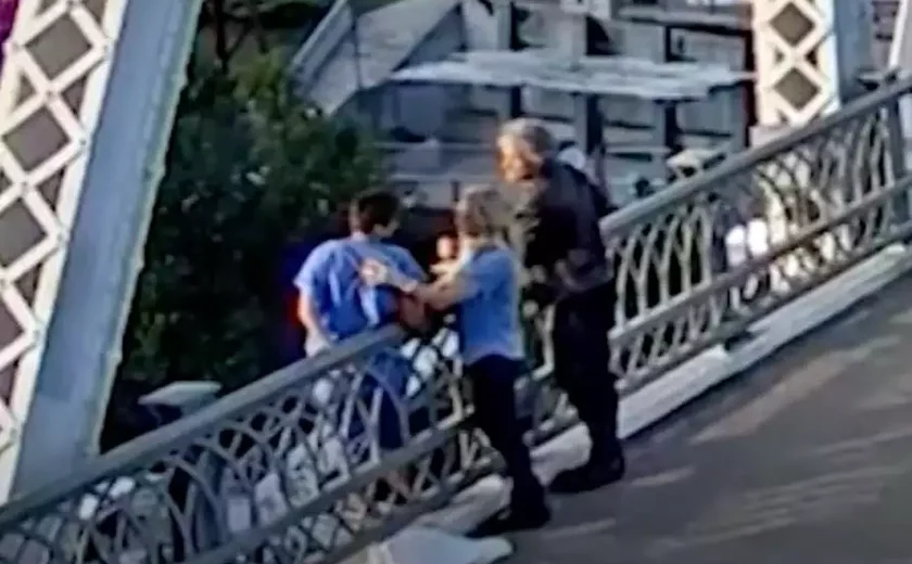 Câmera captura momento em que Jon Bon Jovi ajuda a salvar mulher na beirada de ponte nos EUA