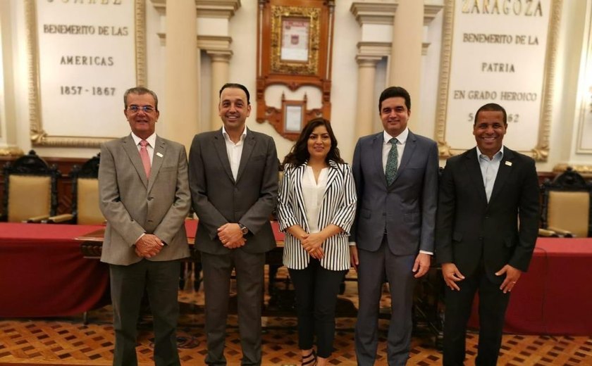 No México, prefeito assina carta para troca de experiências