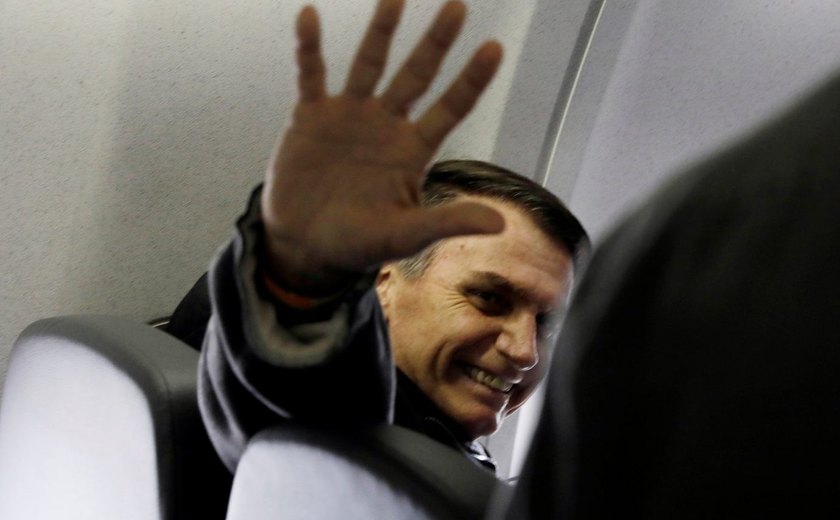 Bolsonaro é vaiado e chamado de fascista ao embarcar em voo de SP para o Rio