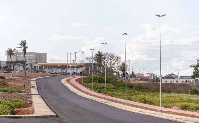 Obra da Marginal do Riacho Piauí recebe sinalização asfáltica