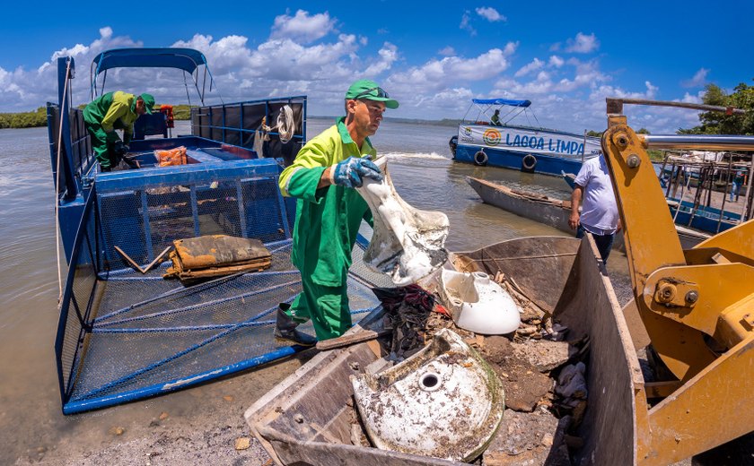 Redução contínua: Ecoboat da Alurb diminui coleta de lixo na Lagoa Mundaú por cinco meses consecutivos