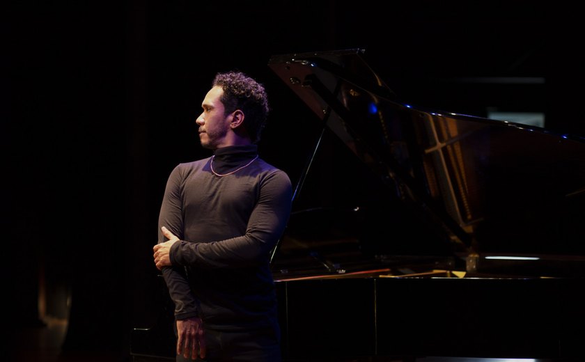 Tenor Diogo Oliveira apresenta o espetáculo erudito “Coisa de Preto: Um concerto à brasileira” nesta quarta
