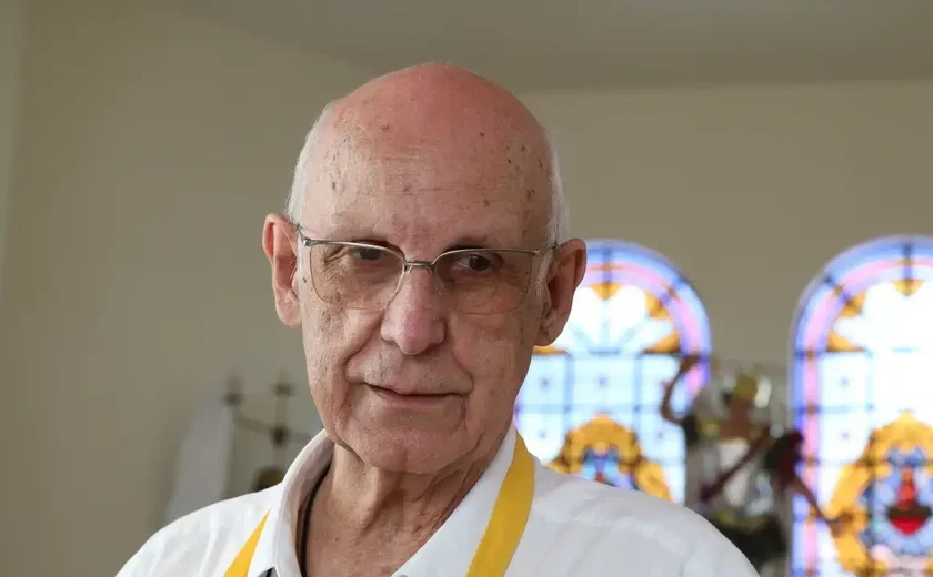 População em situação de rua ganha biblioteca em SP por iniciativa do padre Júlio Lancellotti