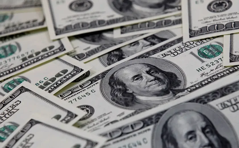Dólar sobe para R$ 5,46 e fecha no maior nível do governo Lula