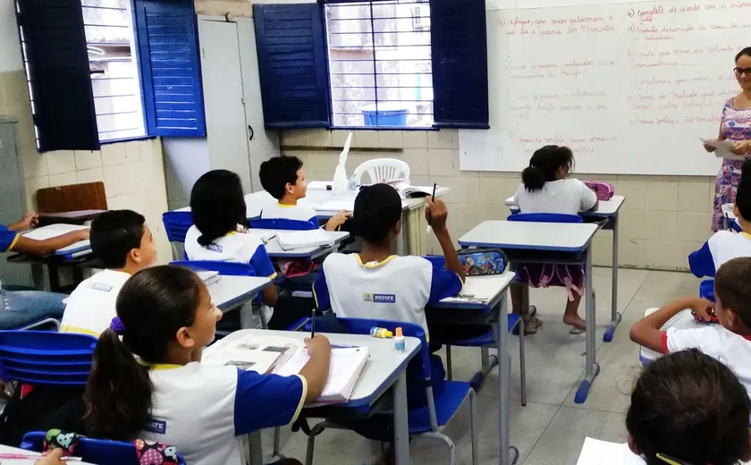 Escolas estaduais de SP melhoram desempenho, mas ainda não retomam nível pré-pandemia
