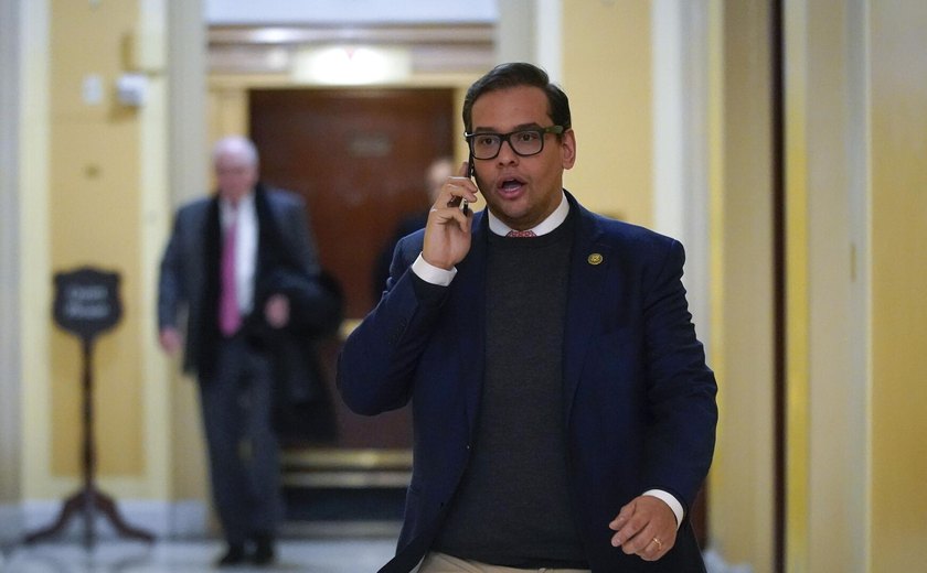 Ex-deputado dos EUA George Santos se entrega à polícia