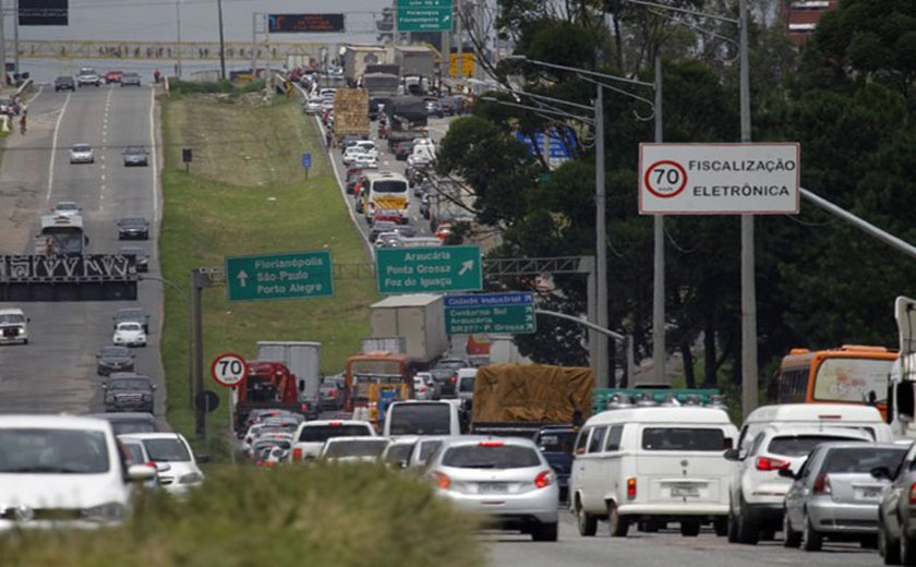 Caminhoneiros bloqueiam BR-116 em Santa Catarina contra aumento do diesel