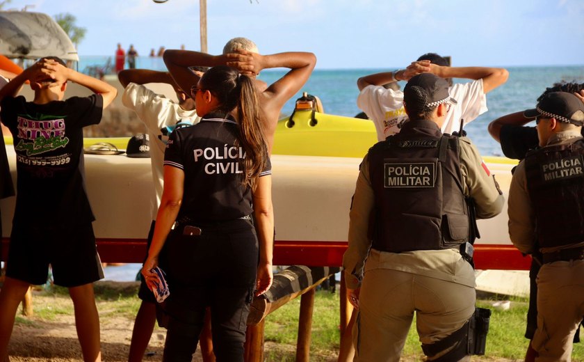 Operação Orla Segura foi realizada em Maceió, neste domingo; ação apreendeu droga, arma branca e 60 comprimidos de rufinol