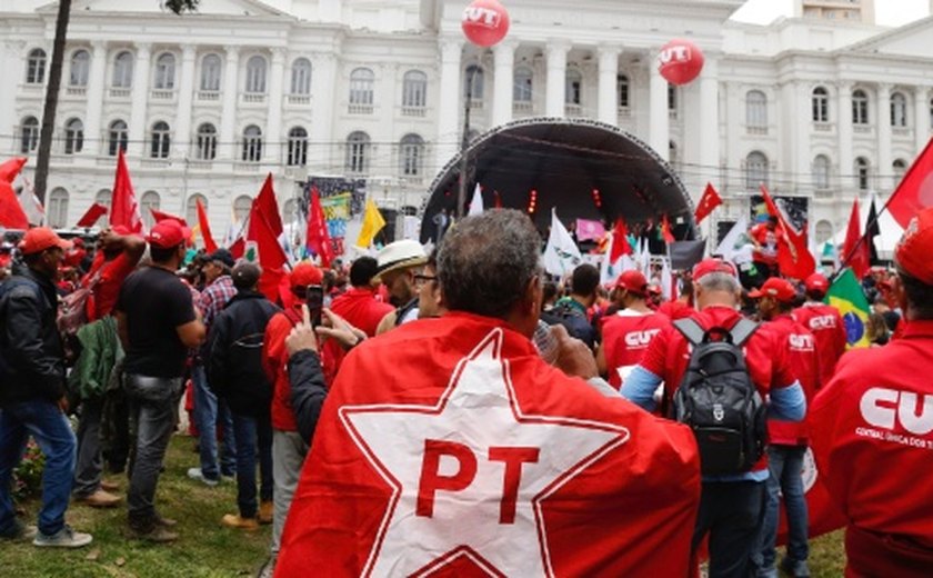 PM separa manifestantes pró e contra Lula em Curitiba