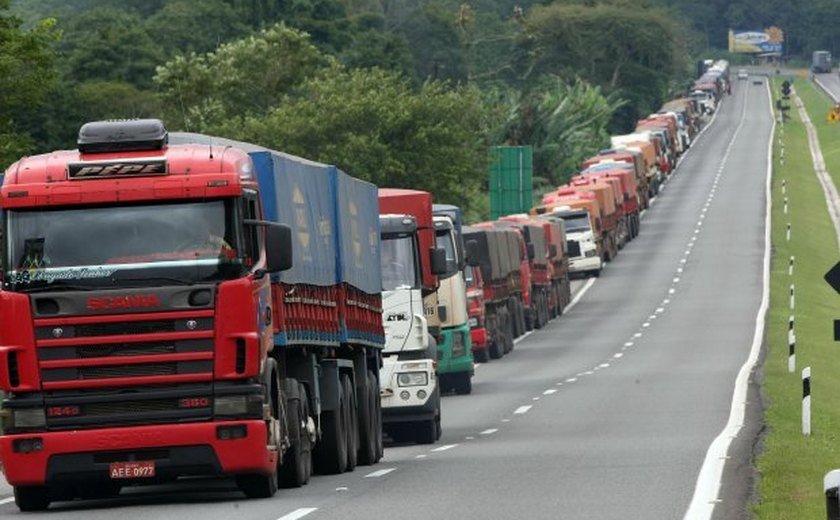 Caminhões tentam impedir saída de combustível da Refinaria de Duque de Caxias