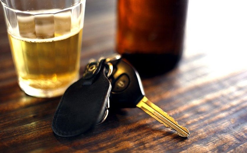 Mulher embriagada causa acidente e deixa homem ferido em Maceió