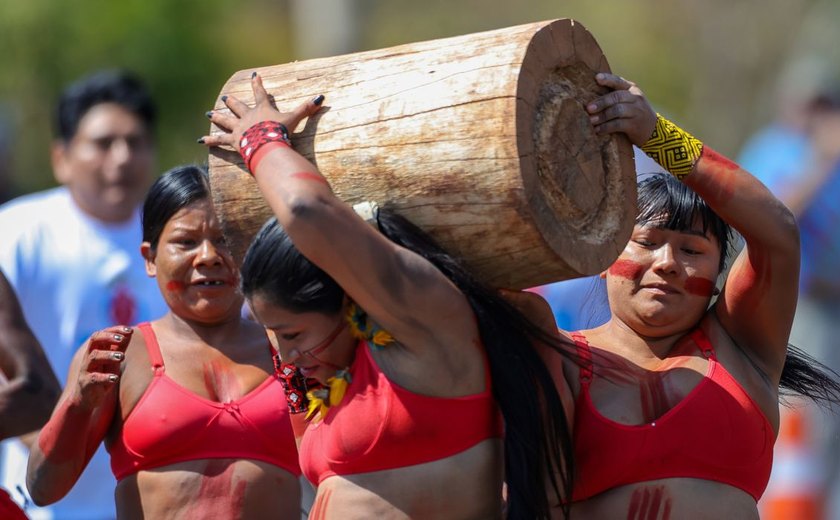 Indígenas fazem corrida de toras em defesa do cerrado