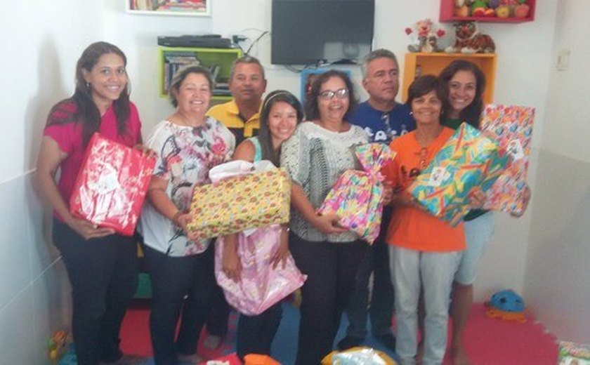 Servidores do Itec distribuem presentes às crianças carentes do Feitosa e região