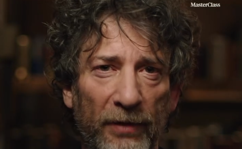 Neil Gaiman é judicialmente acusado de abuso e tráfico humano; entenda