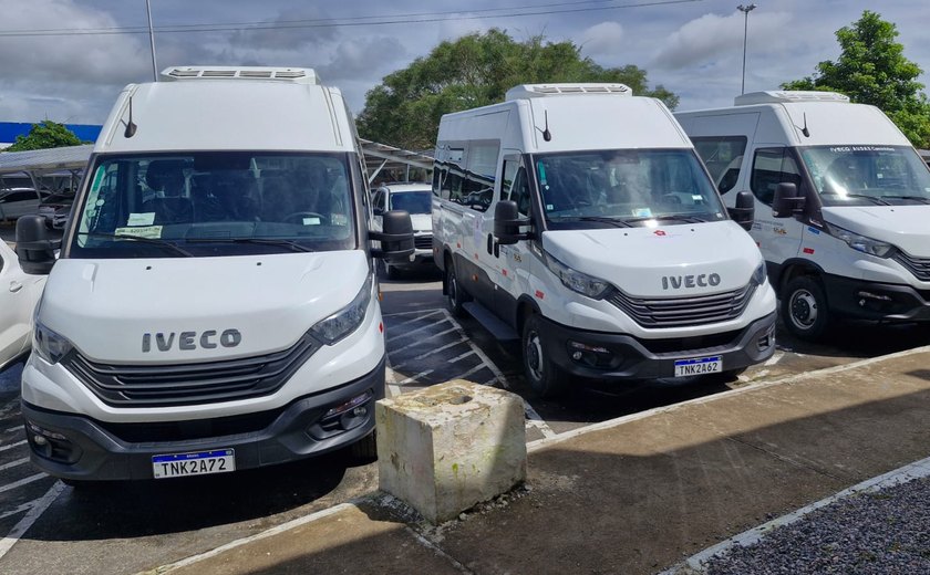 Prefeito Luciano Barbosa e deputado Daniel Barbosa realizam a doação de três “vans” para entidades sem fins lucrativos e Saúde de Arapiraca