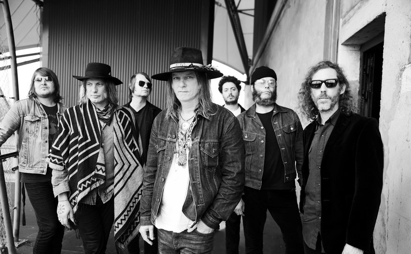 Integrantes de banda de rock brigam no palco após guitarrista ser 'demitido' ao vivo