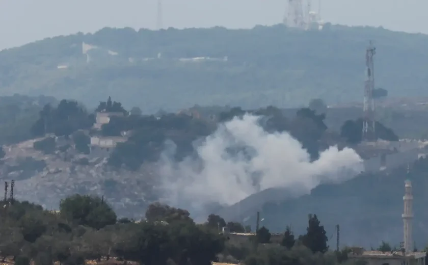 Hezbollah lança grande ataque contra Israel, que declara emergência e bombardeia o Líbano