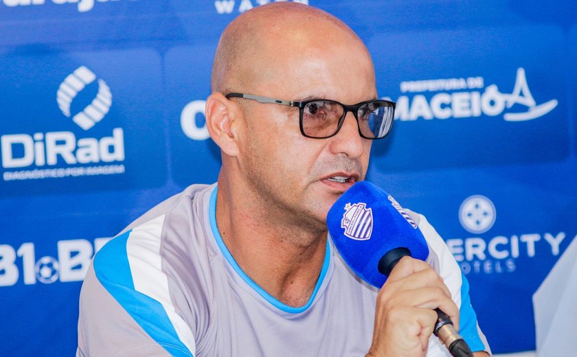 Omar Coelho apresenta oficialmente novo técnico do CSA