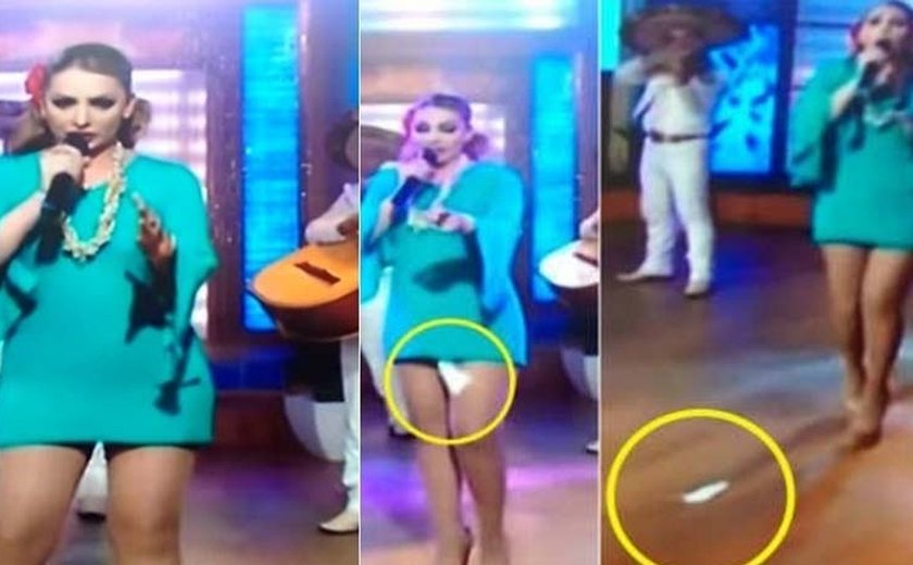 Absorvente de cantora mexicana cai na TV ao vivo