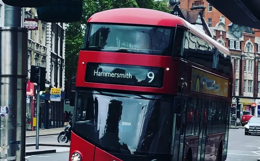 Londres cria uma linha de ônibus entre bairros com comunidades judaicas como medida de segurança; entenda
