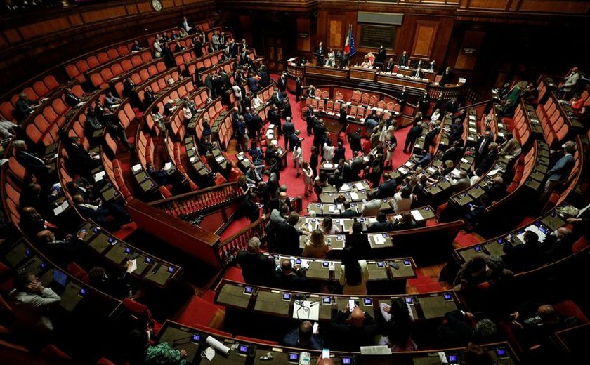 Deputado ferido por colega sai de cadeira de rodas do parlamento italiano após briga generalizada; vídeo