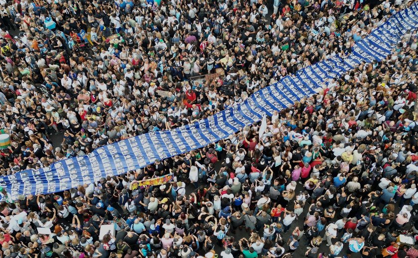 Argentina vai às ruas para dizer 'nunca mais' 49 anos depois da última ditadura