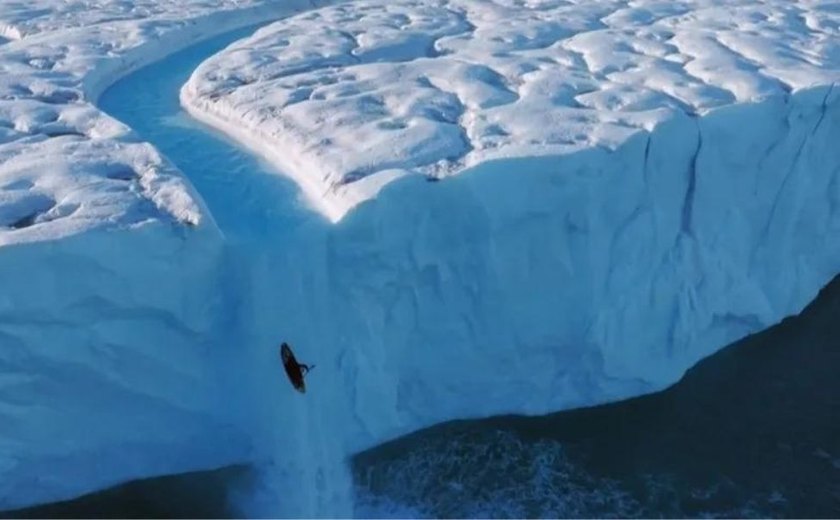 Cachoeira de gelo: Vídeo impressionante mostra viagem de caiaque em corredeiras no Ártico