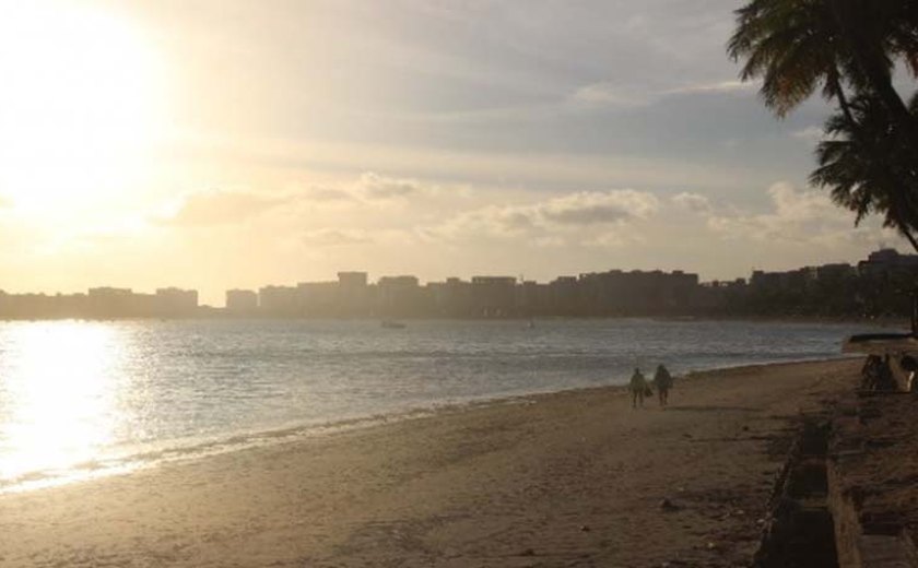 Após ser intimada pelo IMA, Prefeitura de Maceió retira sargaço da praia