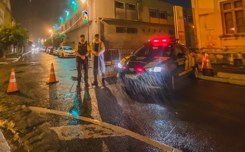 Agentes do DMTT escoltam paciente oncológica a hospital durante pico do trânsito em Maceió