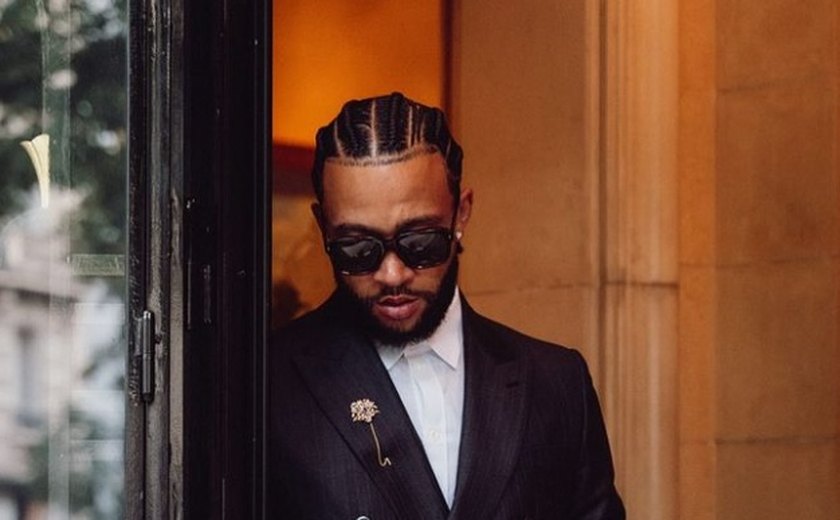 Memphis Depay encanta torcida ao chegar no Brasil com 1º escudo do Corinthians desenhado no cabelo