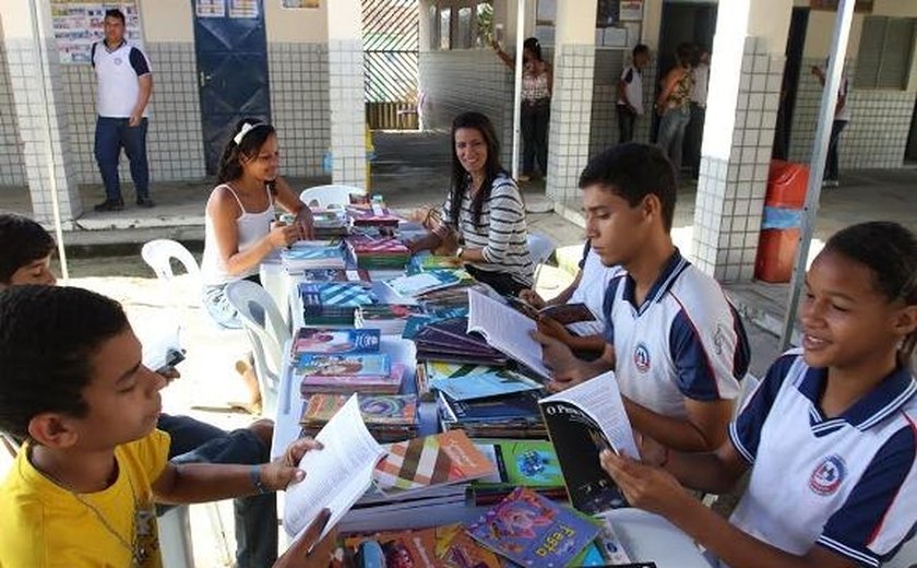 Tenda do Saber incentiva leitura entre alunos da rede estadual em Maribondo