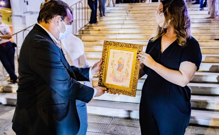 Noite de homenagens marca abertura da festa da padroeira de Arapiraca