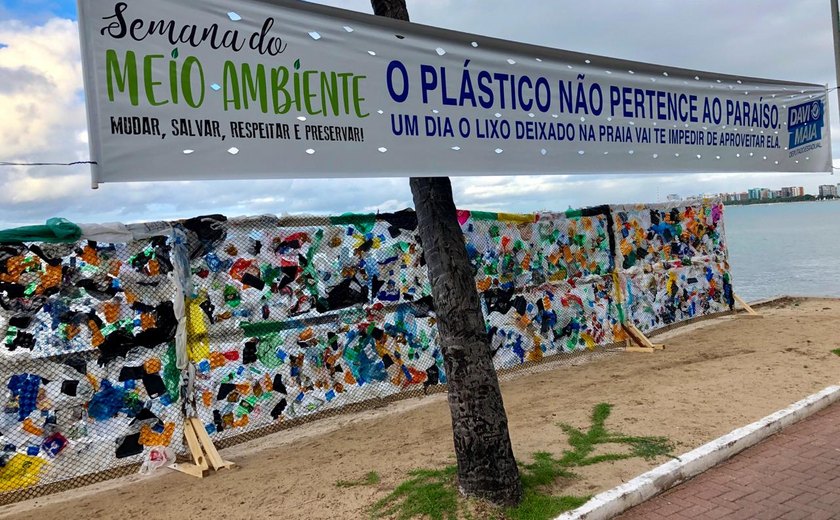Muro de Plástico chama a atenção para a preservação das praias, na Ponta Verde