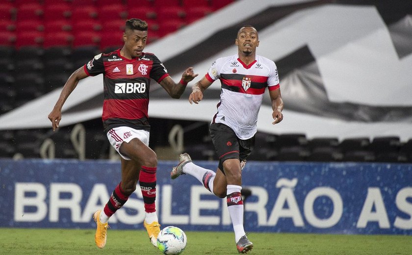 Flamengo enfrenta Atlético-GO tentando manter sonho do Brasileiro vivo
