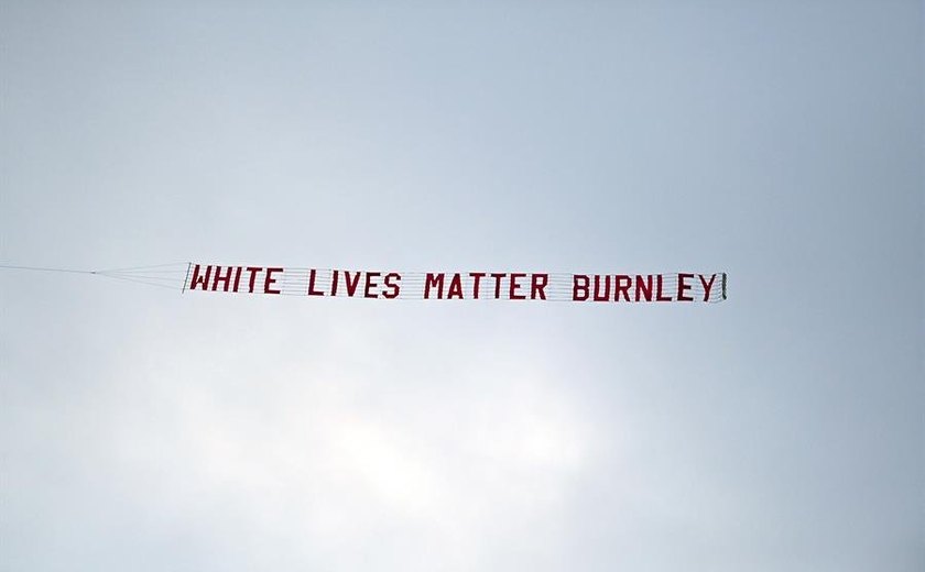 Burnley critica utilização de avião que sobrevoou estádio com frase racista