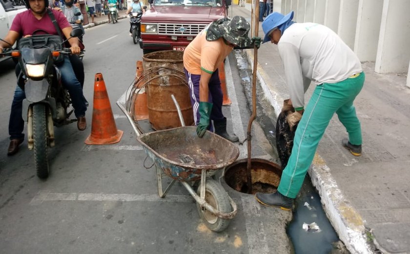 Após banho de lixo, prefeitura retoma serviços de limpeza de galerias em Arapiraca