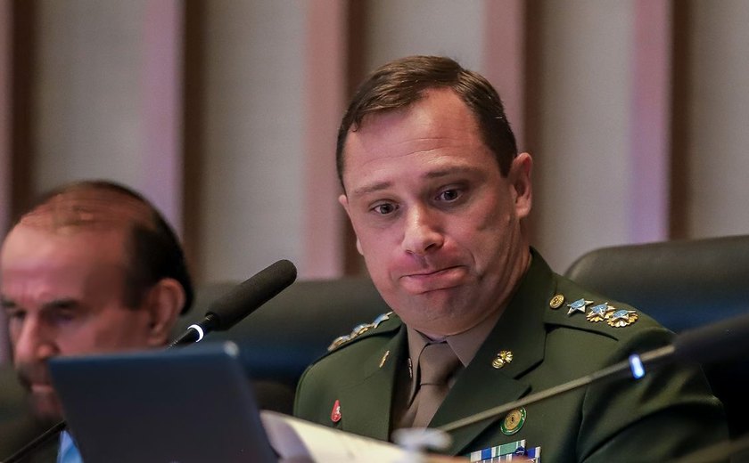 Bolsonaro recebia ala radical que “romantizava” golpe militar, diz Cid