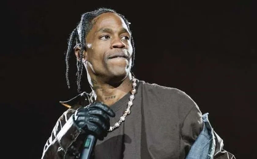 Travis Scott vende camisetas com sua foto após ser preso por desordem pública e embriaguez, em Miami