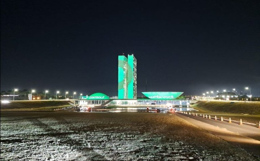 Congresso recebe iluminação verde e projeção de frases pelo Dia Mundial das Zoonoses