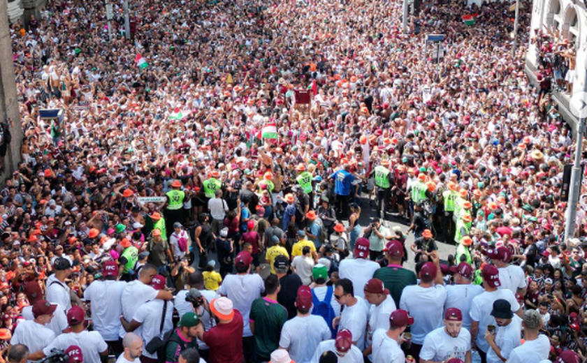 Torcida do Fluminense fecha o centro do Rio para comemorar o título da Libertadores