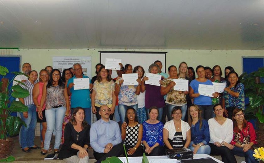 550 alunos recebem certificados do curso de alfabetização em Palmeira