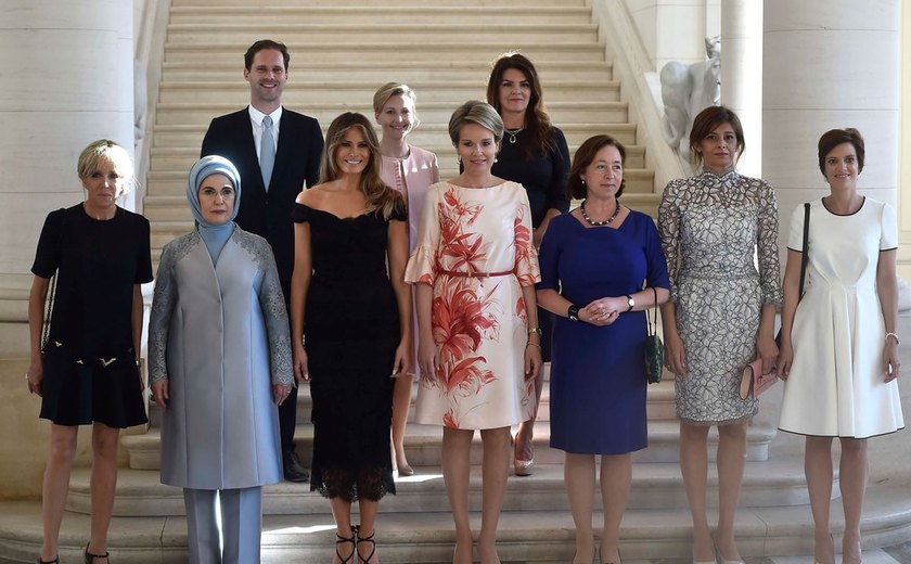 Marido do premiê de Luxemburgo chama a atenção ao lado de primeiras-damas durante reunião da Otan